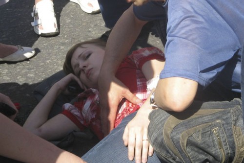 Мерседес сбил девушку на пешеходном переходе 
