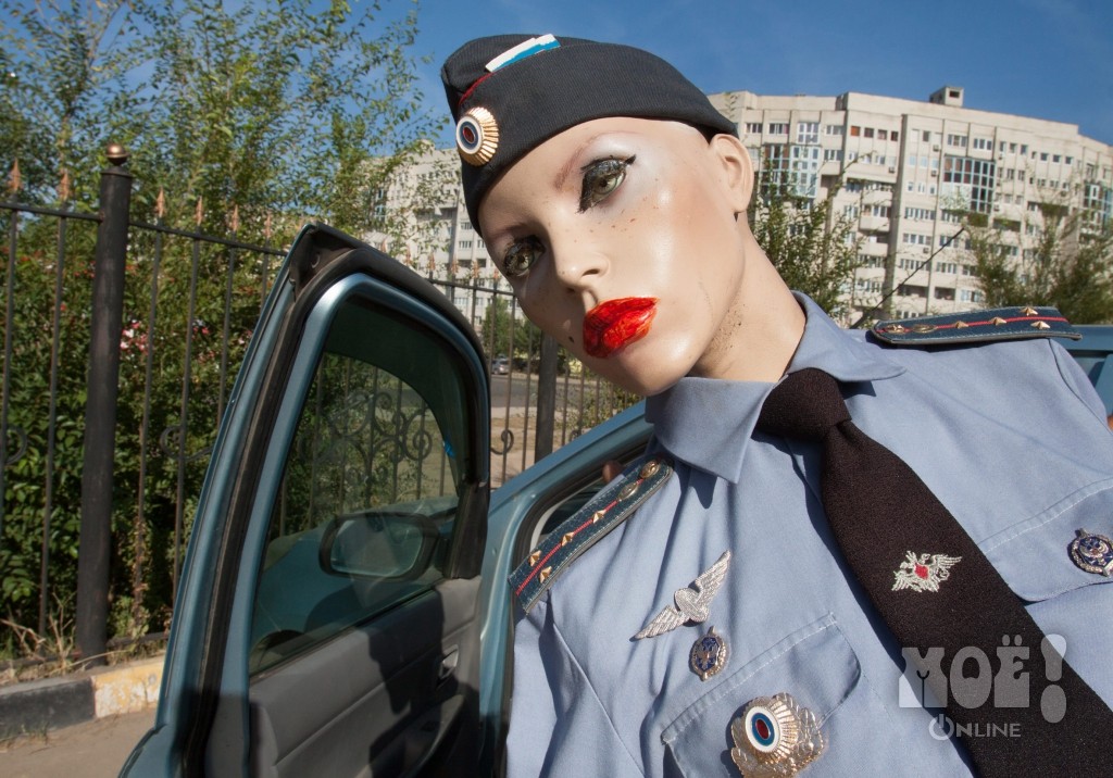 Полицейский в униформе наваливает на клык суке в драных колготках