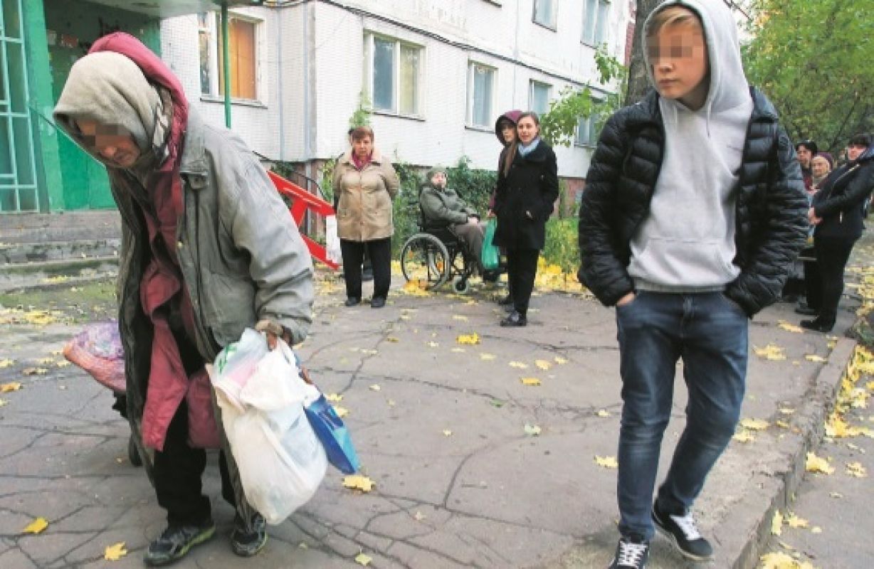 На предложения о помощи женщина отвечает отборными ругательствами