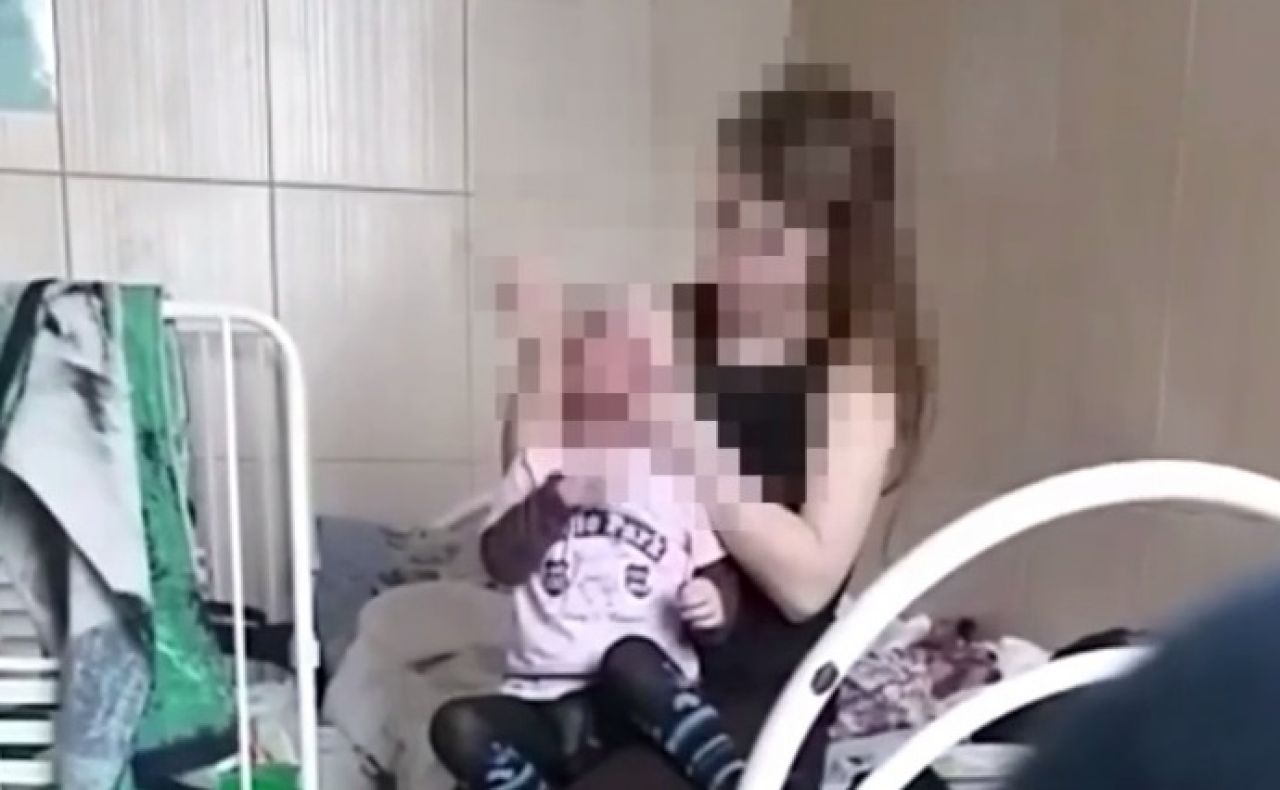 Молоденький сын порет маму у себя на широком диване