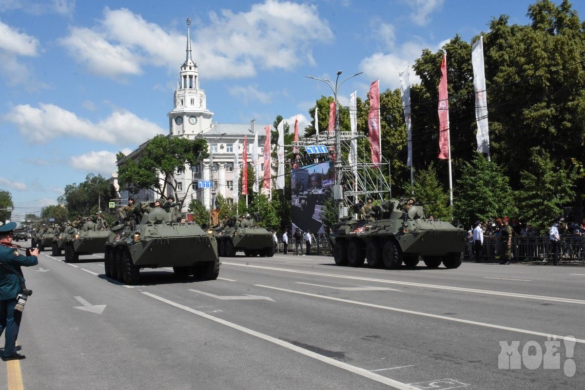 Посмотреть парад в Воронеже пришли 2 100 зрителей
