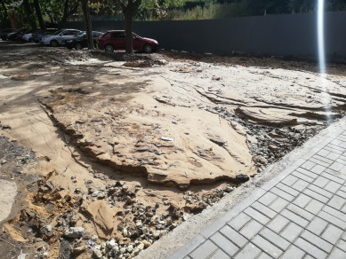 Стала известна причина появления водопада на лестнице у площади Победы