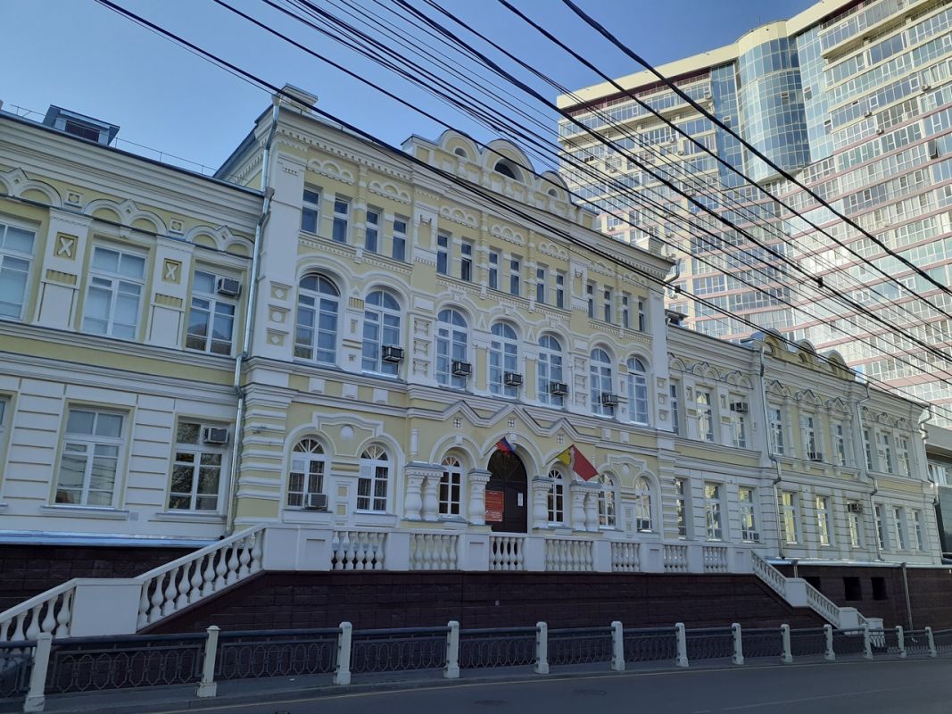 В этом здании в XIX веке учились Николай Костомаров и Николай Станкевич