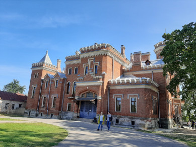 Найден труп на пожаре в старинной школе у дворца Ольденбургских под Воронежем