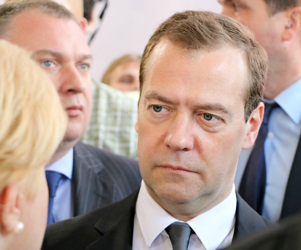 Медведев прокомментировал убийство военнослужащих на воронежском аэродроме