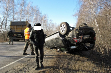 В Воронежской области водитель перевернувшегося авто «Киа» чудом уцелел