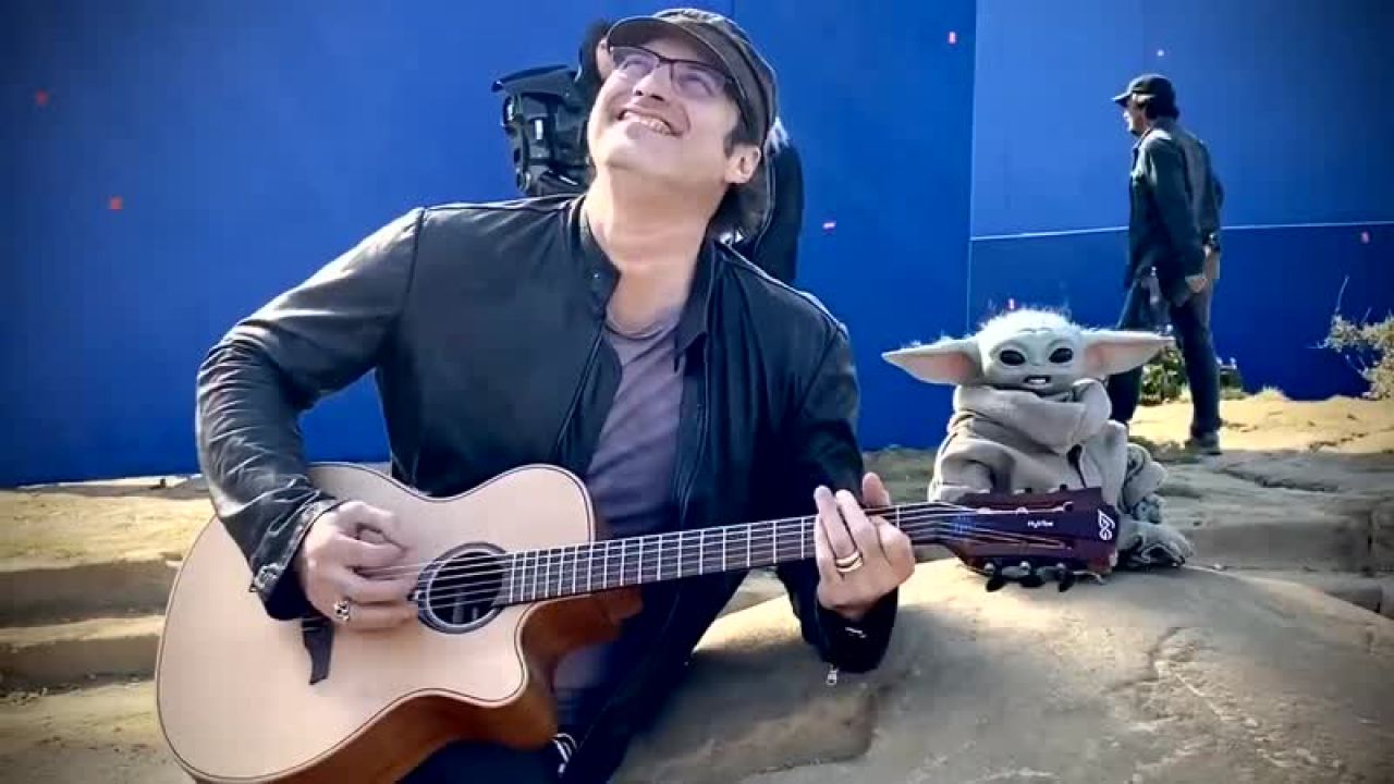 Утренний позитив: Роберт Родригес сыграл на гитаре для малыша Йоды