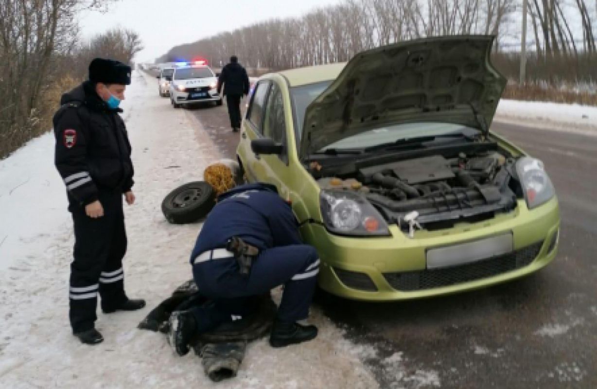 В Воронежской области 31 декабря никто не остановился помочь водителю со сломавшимся авто