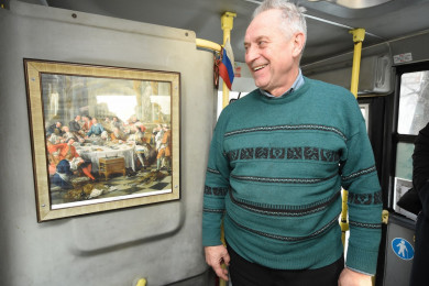 Водитель воронежской маршрутки  устроил из салона картинную галерею