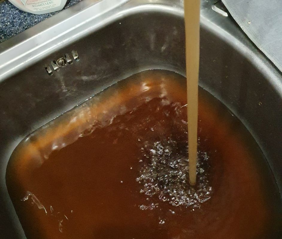 Мутные воды причины. Маленькие коричневые с водой. Почему вода коричневая. Из фильтра льется коричневая вода. Коричнево мутная вода в канале.