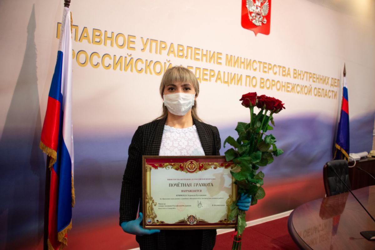 Министр МВД наградил воронежскую медсестру за борьбу с коронавирусом