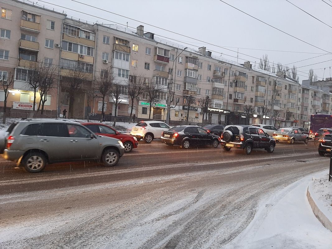 Утром после снегопада Воронеж встал в 8-балльную пробку