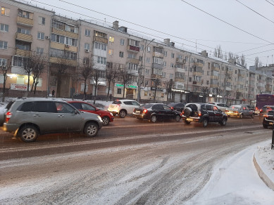 Утром после снегопада Воронеж встал в 8-балльную пробку