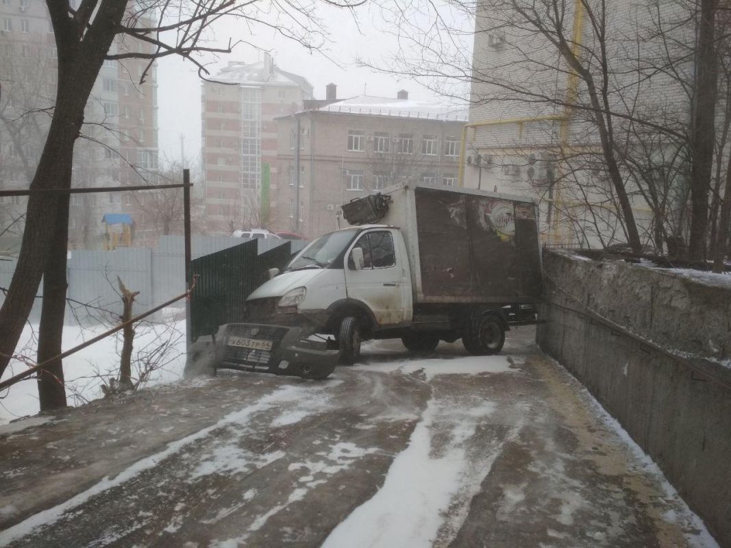 Перекрывший дорогу автомобиль