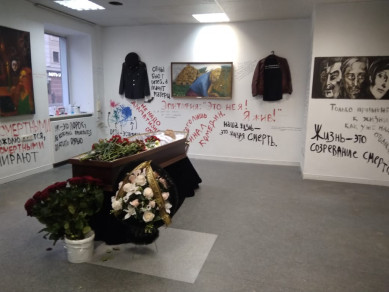 Цветы от девственниц и аплодисменты: в Воронеже похоронили Аркадия Давидовича