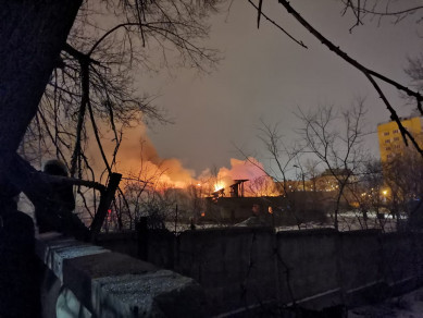 В Воронеже горят бывшие военные склады