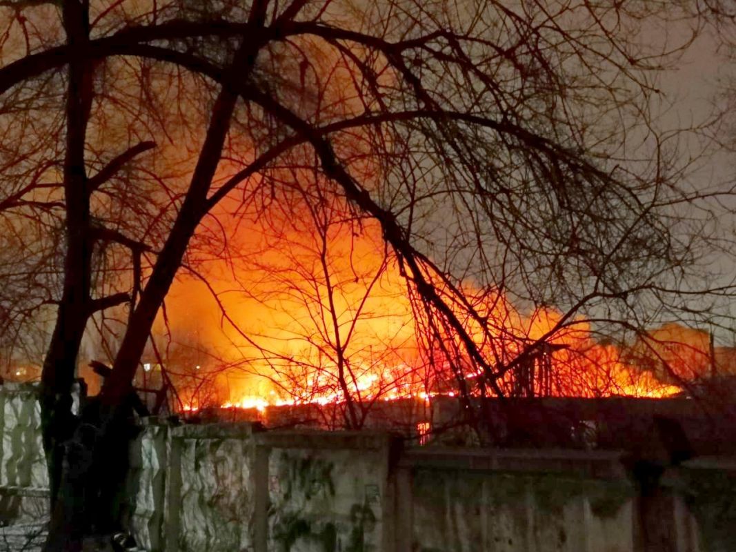 Воронежские спасатели потушили пожар на бывших военных складах