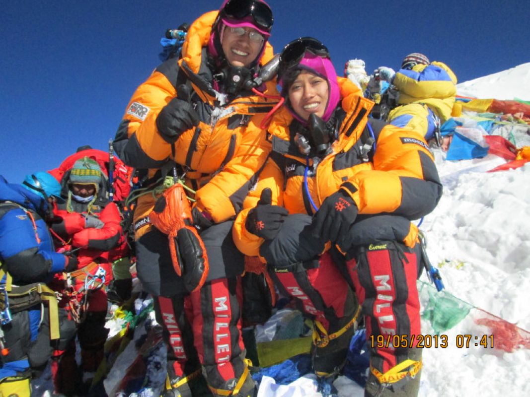 Утренний позитив: близнецы из Индии покорили высочайшие в мире горы в 23 года