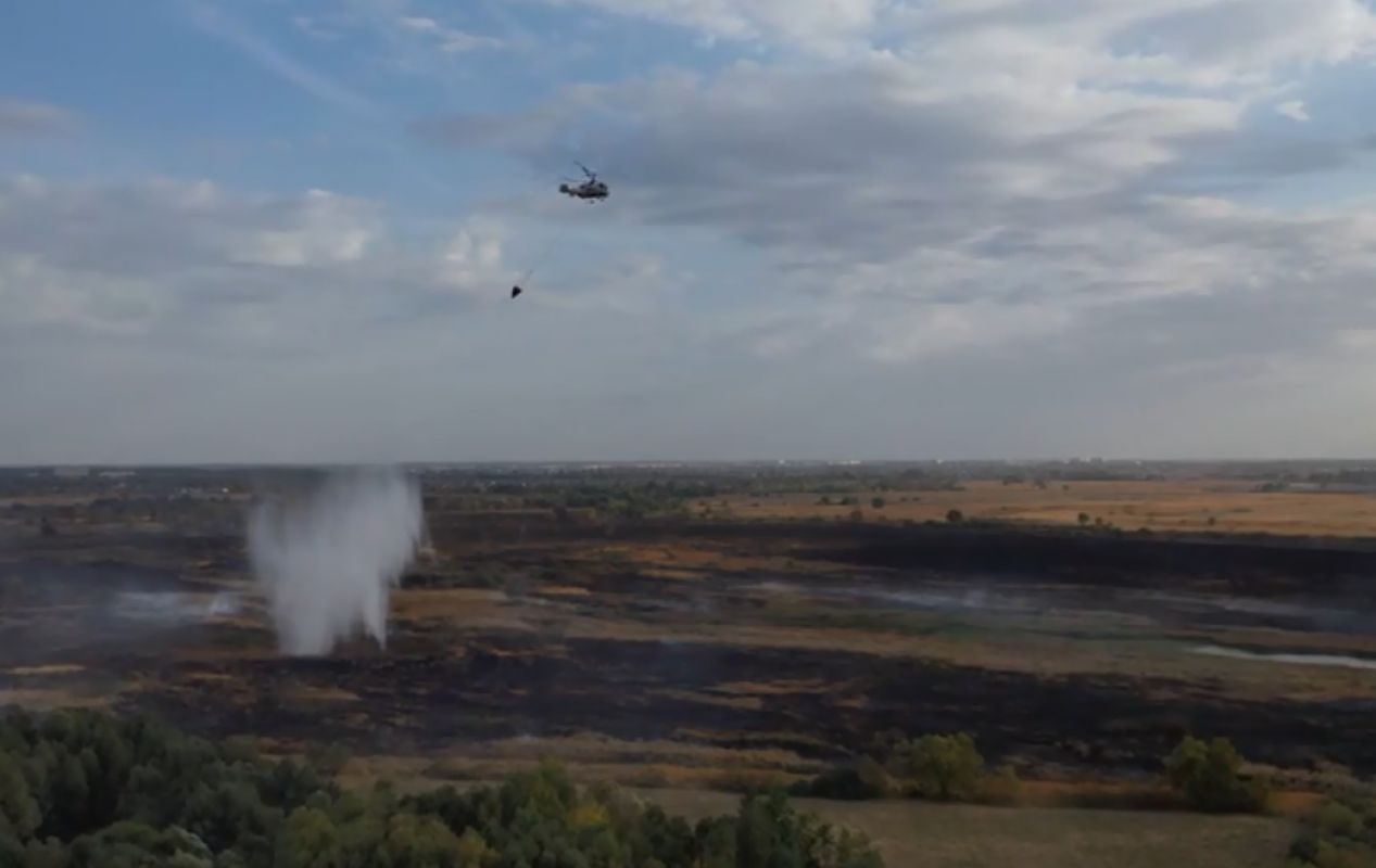 Кадр из видео, на котором пожар тушат с помощью вертолёта