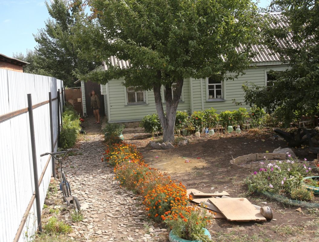 Избитая девочка.