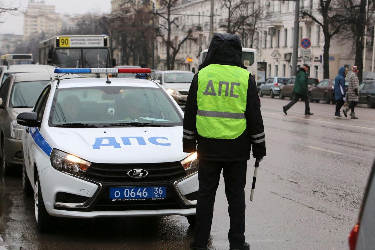Воронежский гаишник более полусотни раз нарушил ПДД на незарегистрированной машине