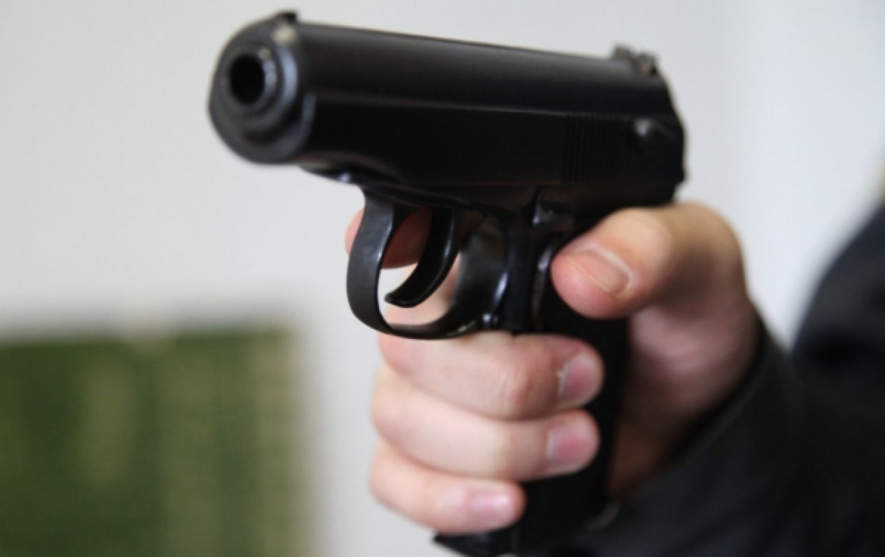 Воронежец стрелял из пистолета во дворе своего дома