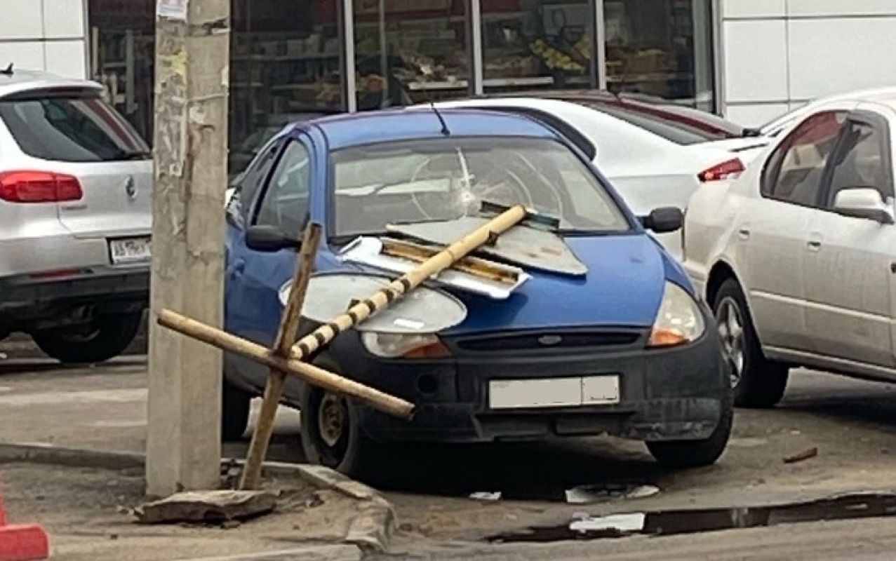 В Воронеже ветер уронил столб с дорожными знаками на автомобиль