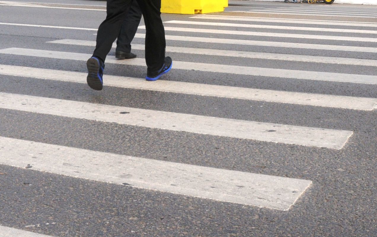 Человек-зебра. Пешеход. Наезд на сбитого пешехода. Дтп с участием пешеходов. Наезд на сбитого пешехода.