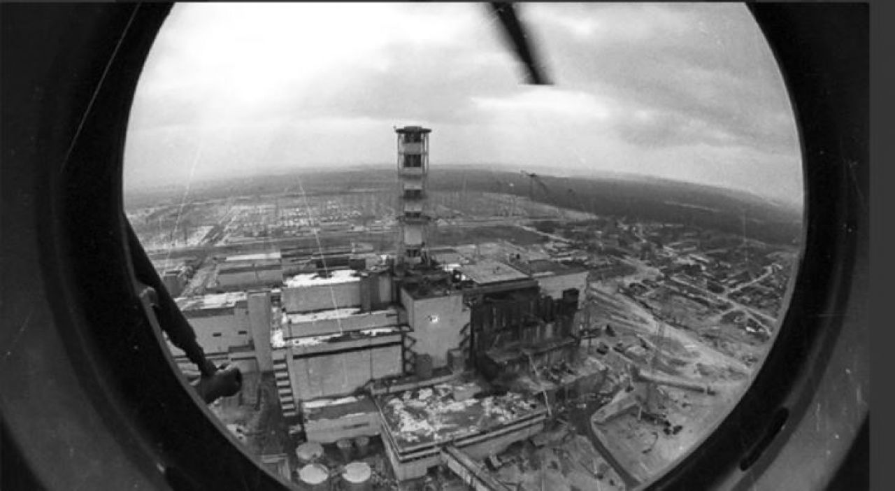 Чтобы сделать снимки разрушенного взрывом реактора, Игорь Костин не побоялся открыть иллюминатор вертолёта
