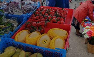 Откуда в Воронеж привозят свежую клубнику и сколько будет стоить местная?