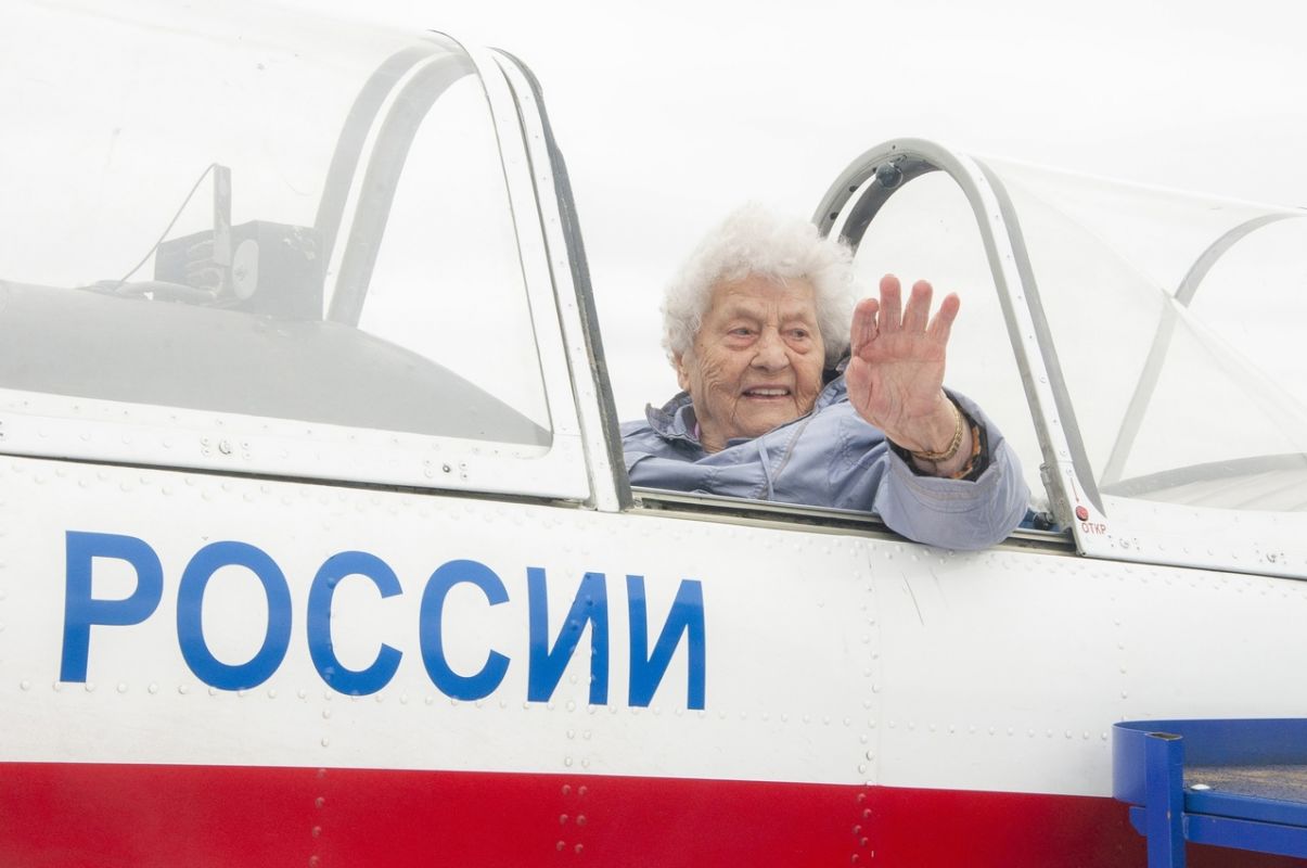 Мария Колтакова в спортивном самолёте