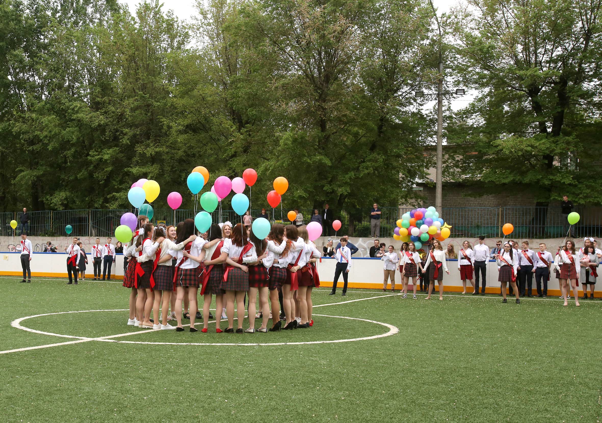 Вальс под дождём: во всех школах Воронежа прозвучали последние звонки