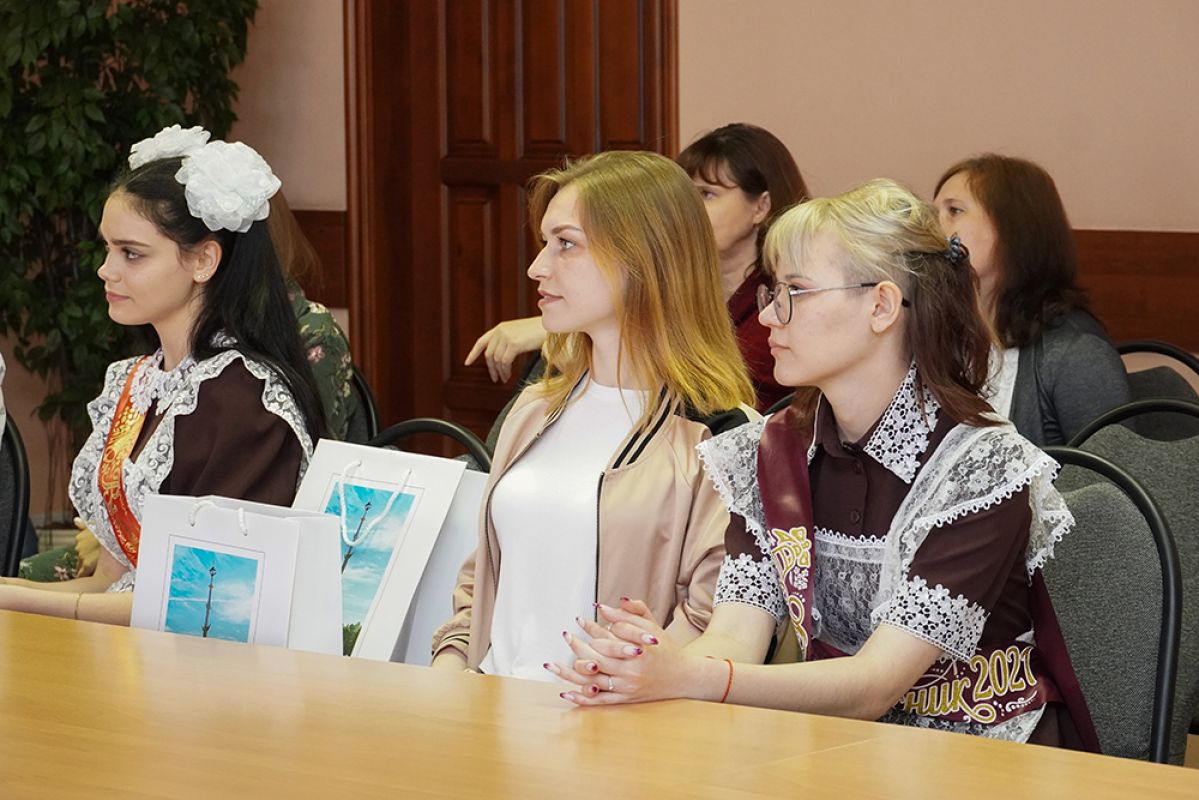 Воронежских выпускников-сирот поздравили в Коминтерновской управе