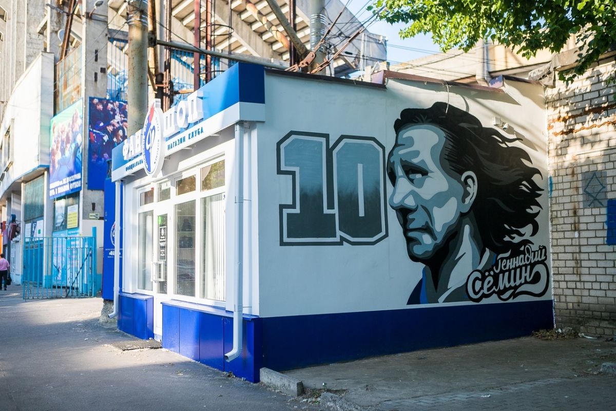 У стадиона в Воронеже появилось граффити с легендарным футболистом «Факела» 