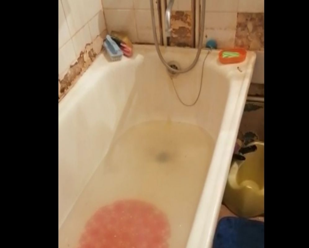 В результате аварии вода из канализации стала заливать унитаз, ванну и раковину на кухне