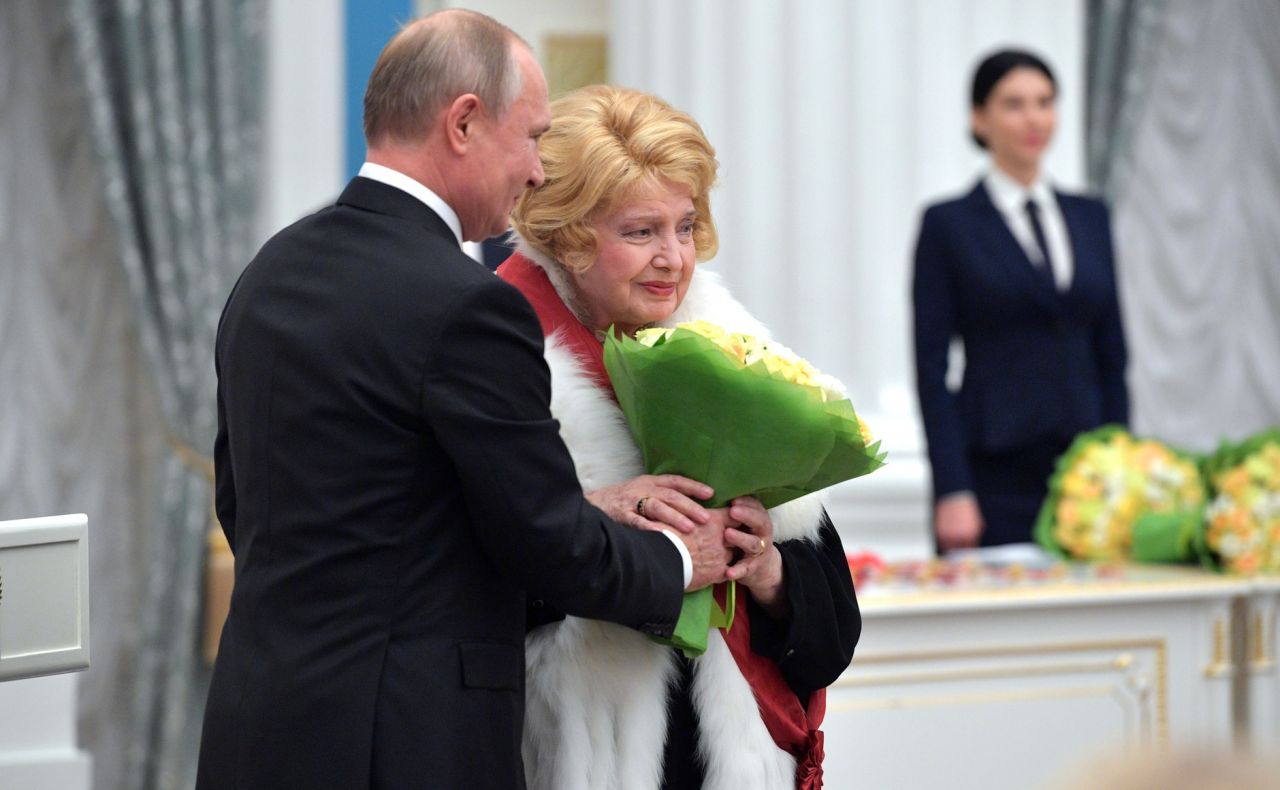 Президент Владимир Путин вручает государственную награду актрисе Татьяне Дорониной