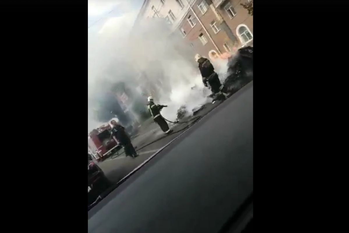 В центре Воронежа на ходу загорелся грузовик