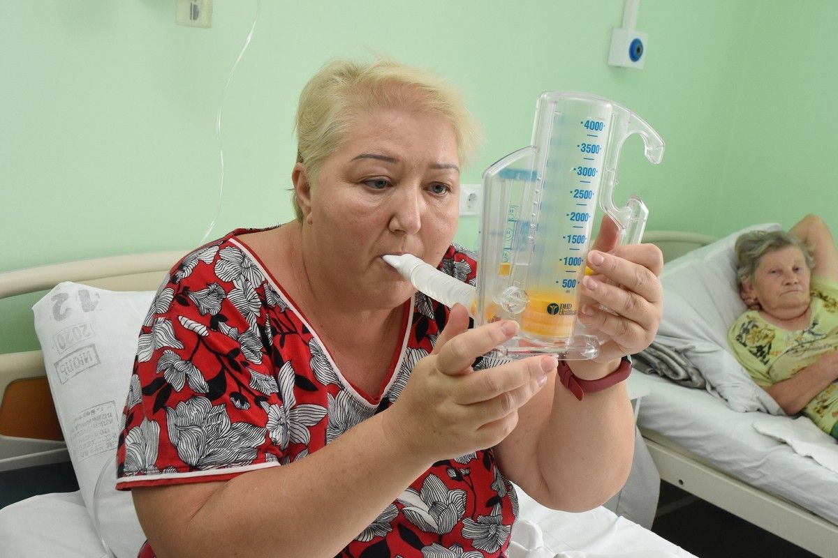 Пациентка Татьяна Кондина занимается на дыхательном тренажёре