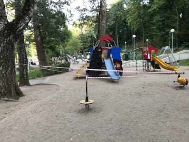 Родители пожаловались на опасную детскую площадку в Центральном парке