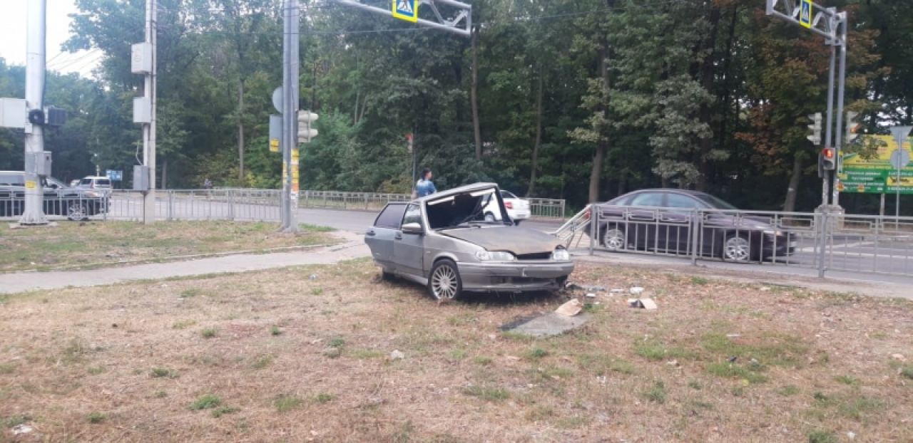 В Воронеже автомобиль врезался в&nbsp;ограждение