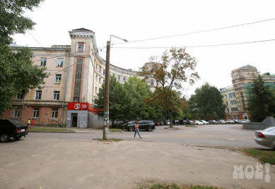 «Наркоманы, шприцы и голый труп»: воронежцы умоляют власти заколотить дом на Депутатской