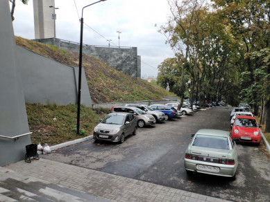 «Этого и опасались»: Помяловский спуск в центре Воронежа превратился в бесплатную парковку