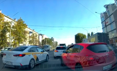 Таксист-нарушитель попал на видео в центре Воронежа