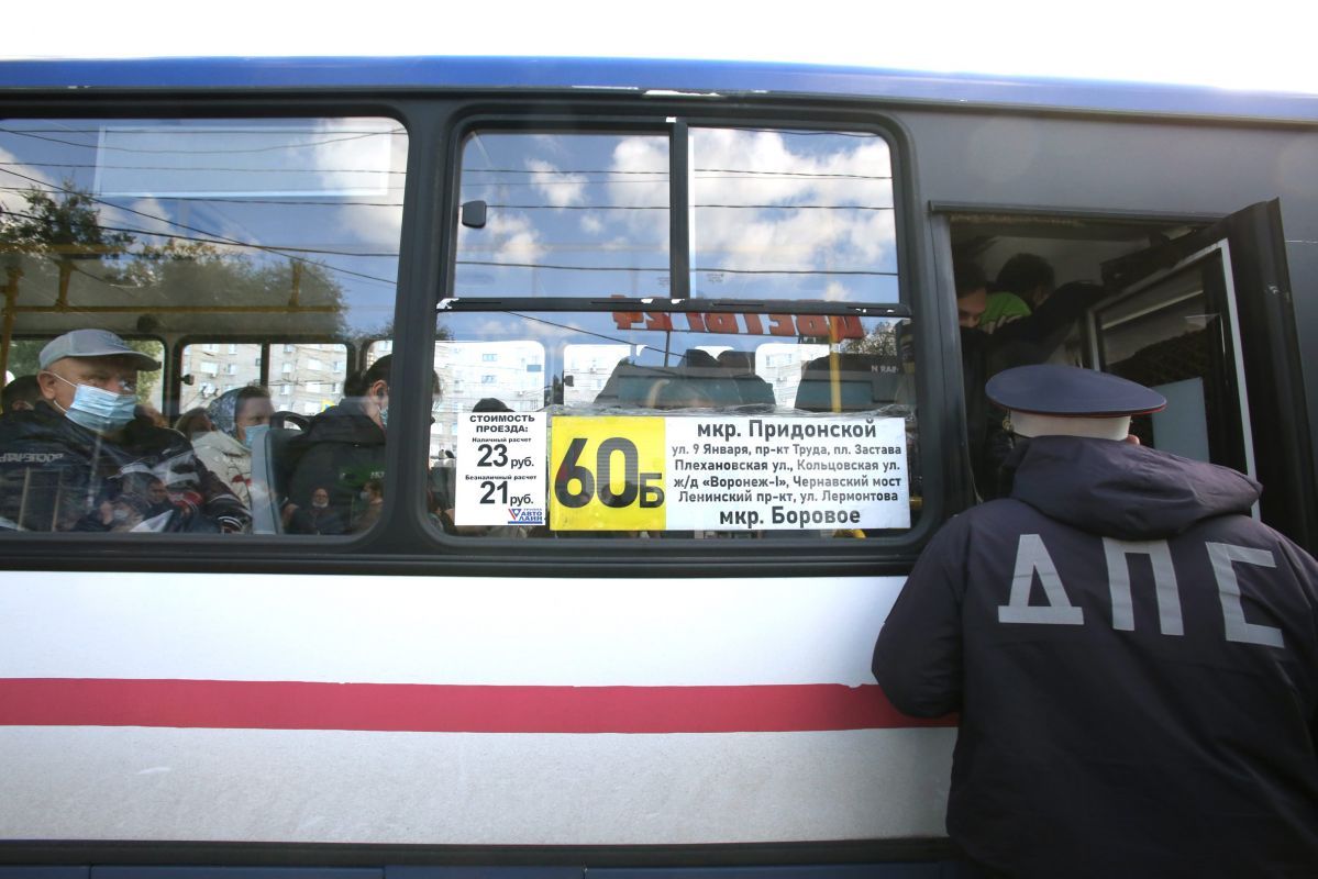 Почти полсотни воронежцев оштрафуют за отсутствие масок в автобусе