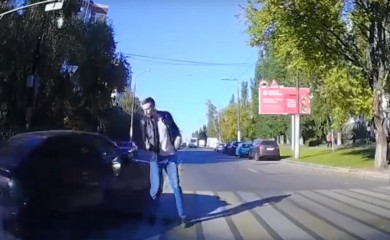В Воронеже автохам на «Приоре» пытался сбить пешехода (ВИДЕО)