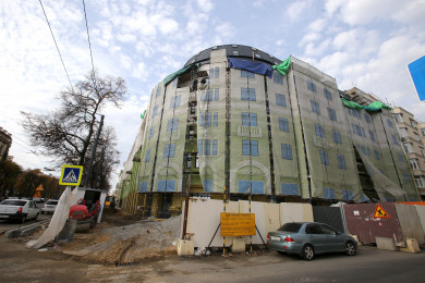 «Крышечка» смотрится инородно»: как выглядит вновь отстроенный «круглый» дом на площади Ленина