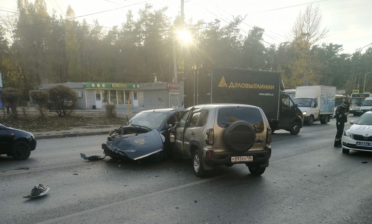 В Воронеже при столкновении двух легковушек пострадала женщина