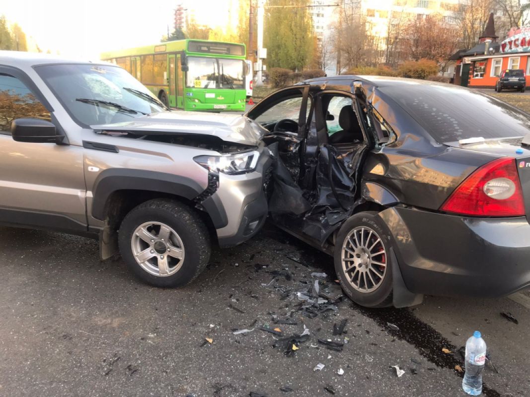 В аварии с двумя легковушками и автобусом в Воронеже пострадали три человека