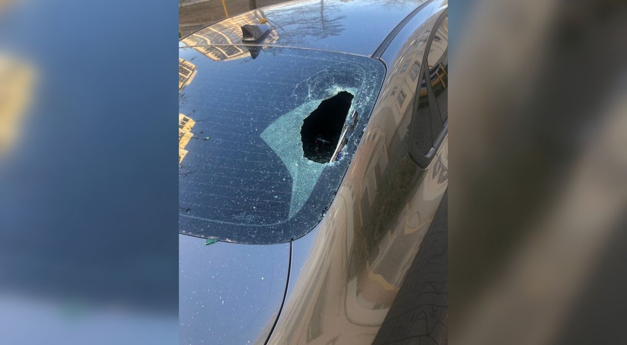 Воронежанке разбили стекло машины выкинутой из окна бутылкой