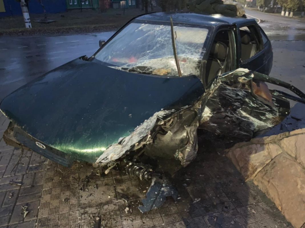 Пьяный водитель ВАЗа протаранил памятник в Воронежской области: 3 человека пострадали